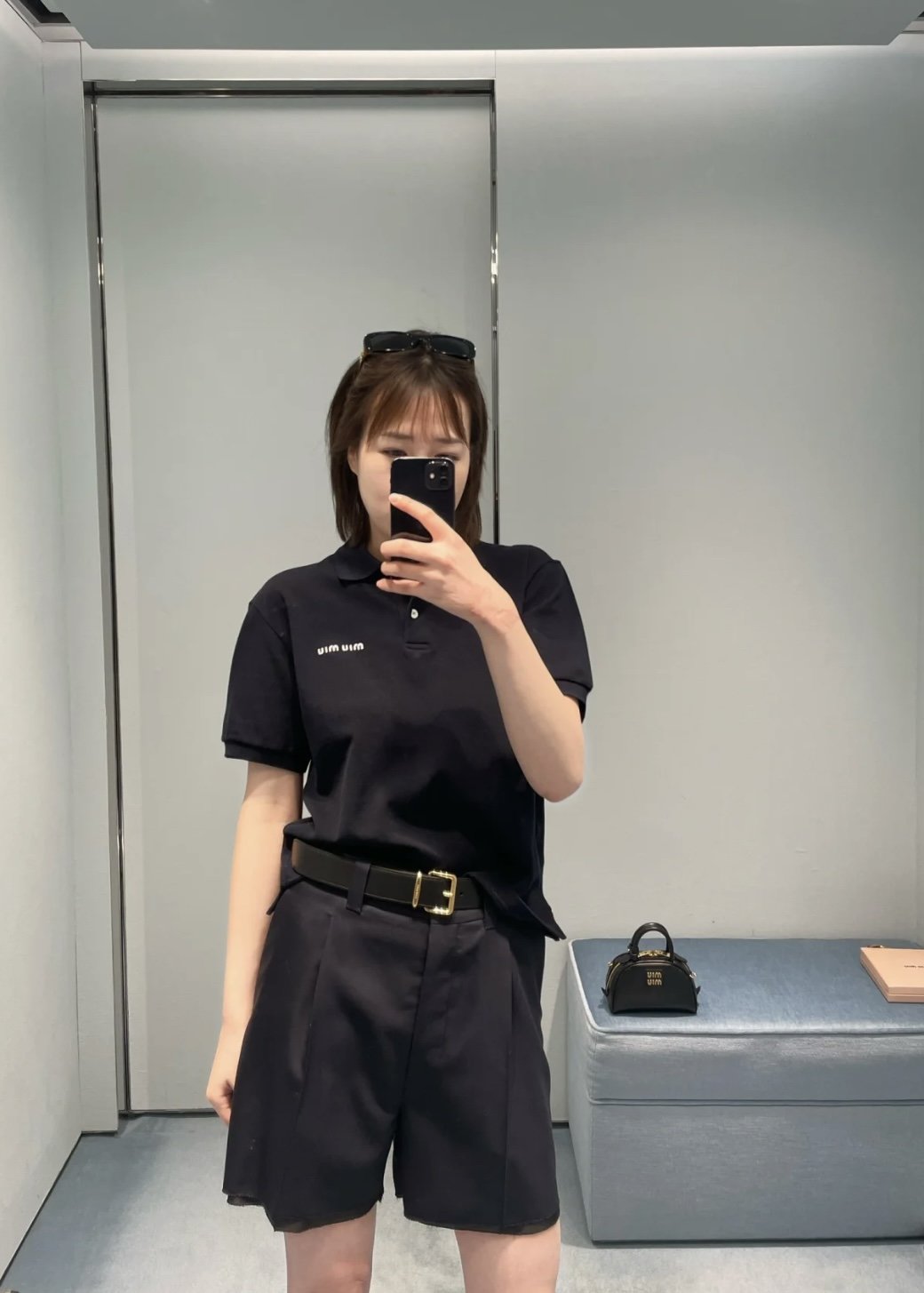 Miu Miu 미우미우 자수 로고 코튼 피케 폴로 반팔 셔츠 “2COLOR” 레플리카 3번 이미지 - 의류 | 세미샵 레플리카 사이트