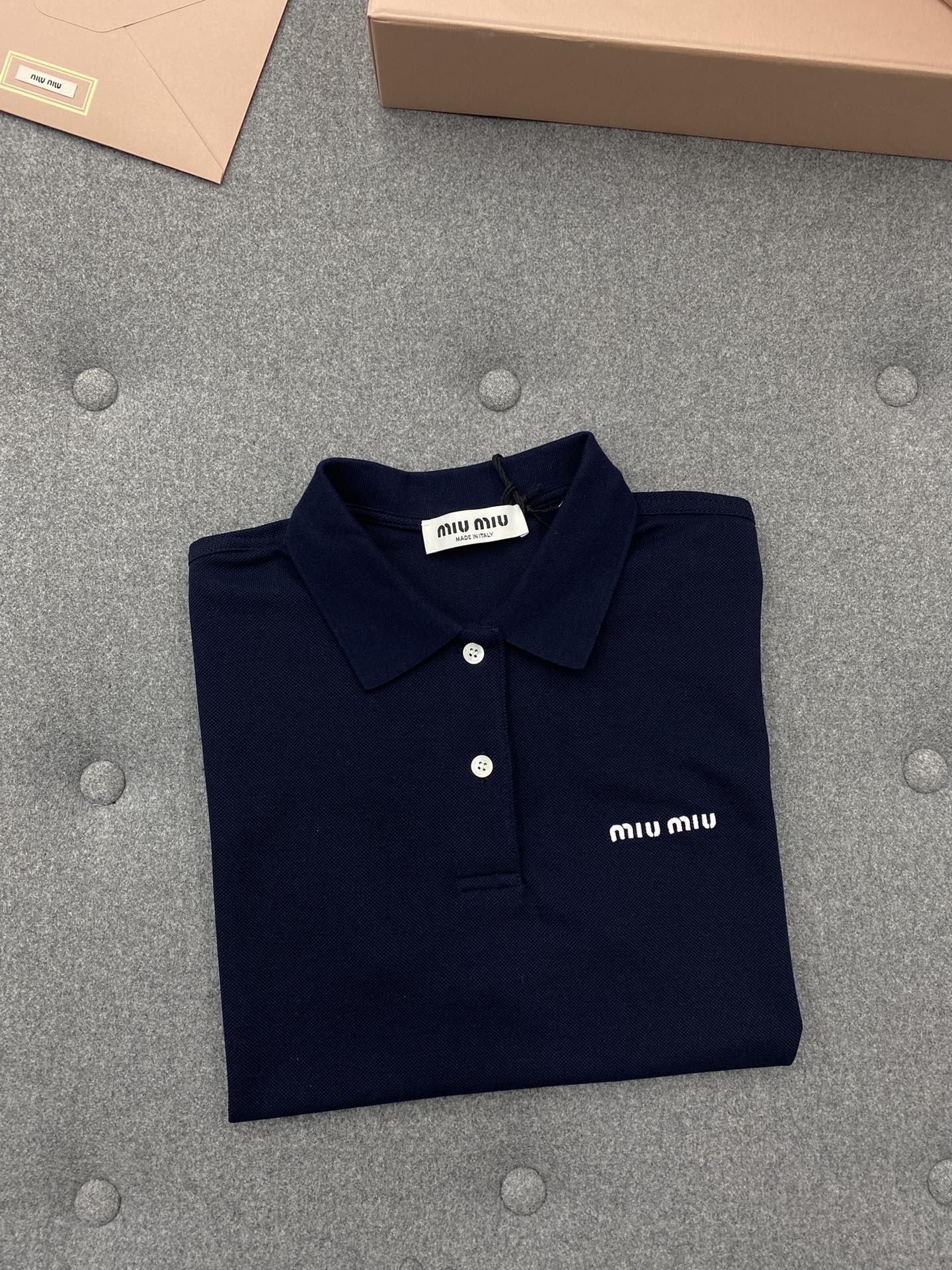 Miu Miu 미우미우 자수 로고 코튼 피케 폴로 반팔 셔츠 “2COLOR” 레플리카 4번 이미지 - 의류 | 세미샵 레플리카 사이트