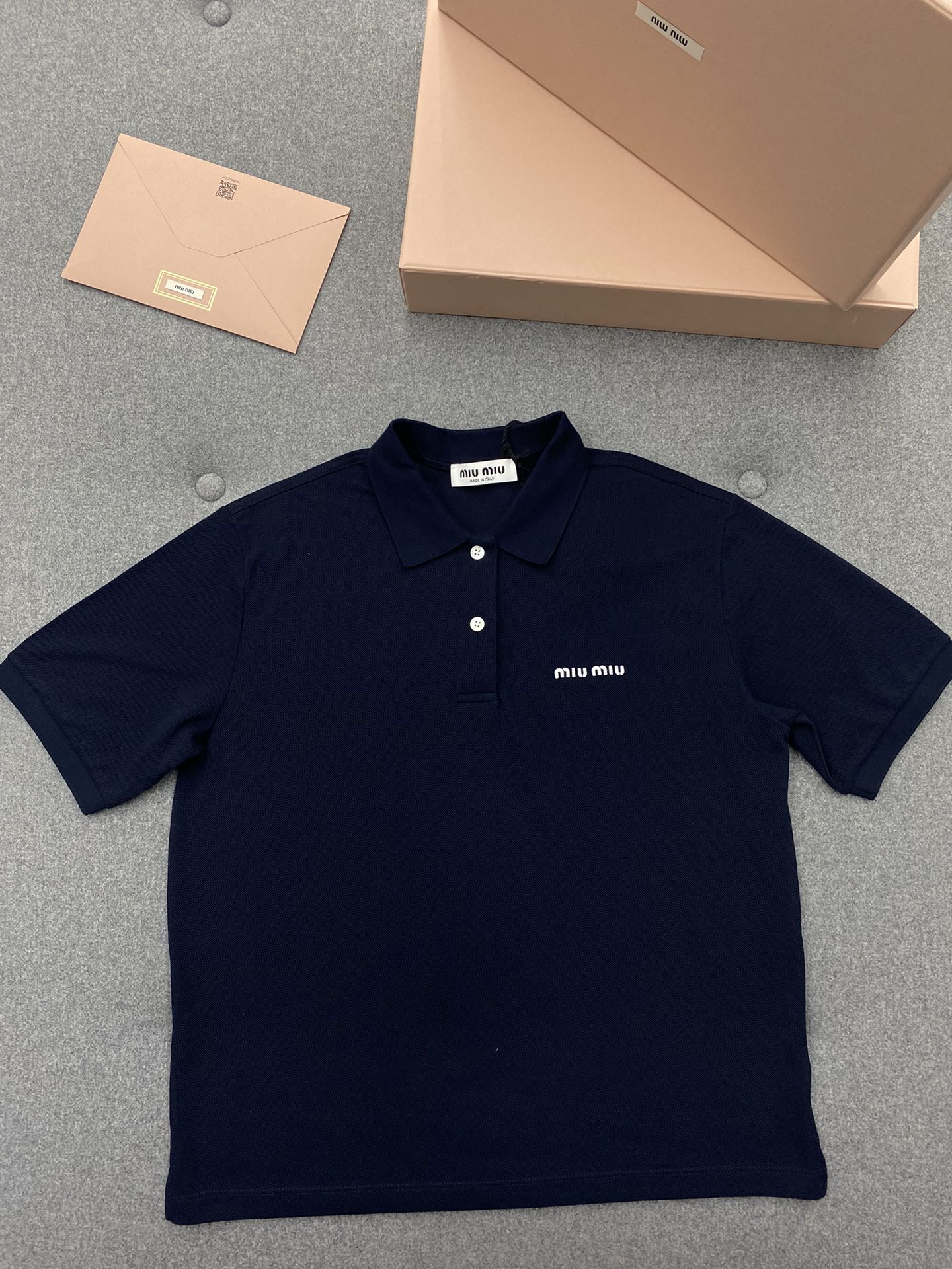 Miu Miu 미우미우 자수 로고 코튼 피케 폴로 반팔 셔츠 “2COLOR” 레플리카 5번 이미지 - 의류 | 세미샵 레플리카 사이트
