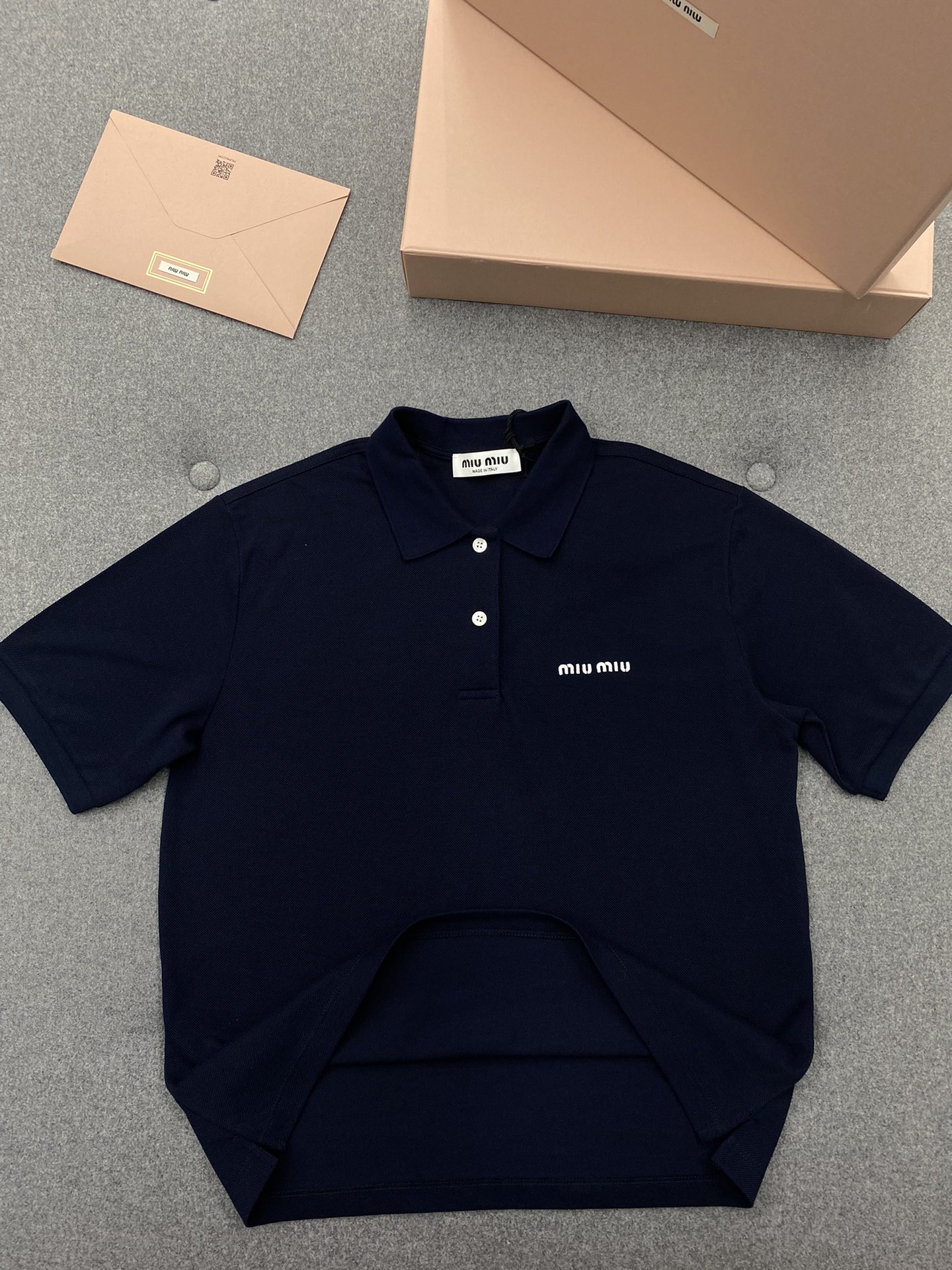 Miu Miu 미우미우 자수 로고 코튼 피케 폴로 반팔 셔츠 “2COLOR” 레플리카 6번 이미지 - 의류 | 세미샵 레플리카 사이트