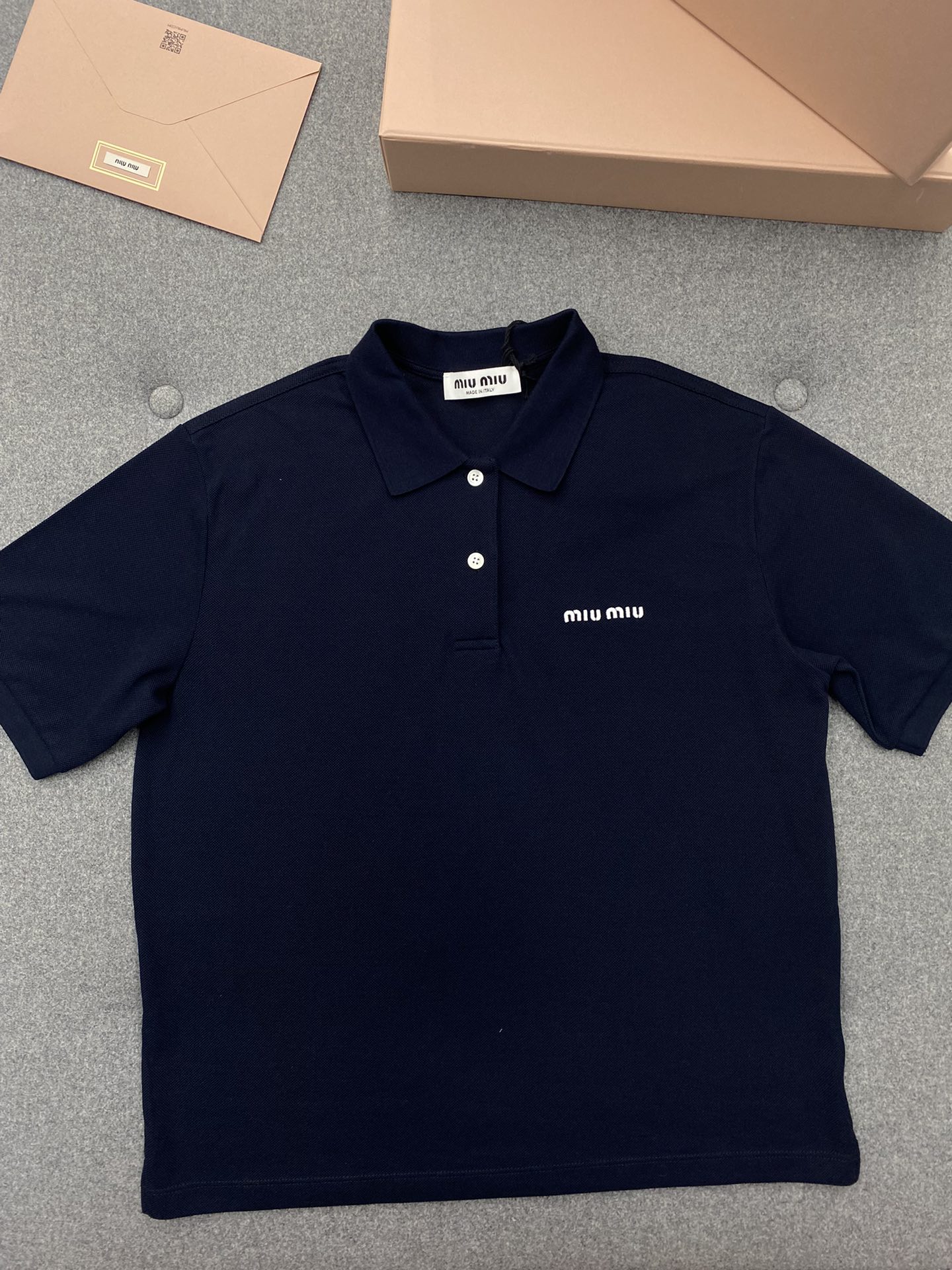 Miu Miu 미우미우 자수 로고 코튼 피케 폴로 반팔 셔츠 “2COLOR” 레플리카 7번 이미지 - 의류 | 세미샵 레플리카 사이트