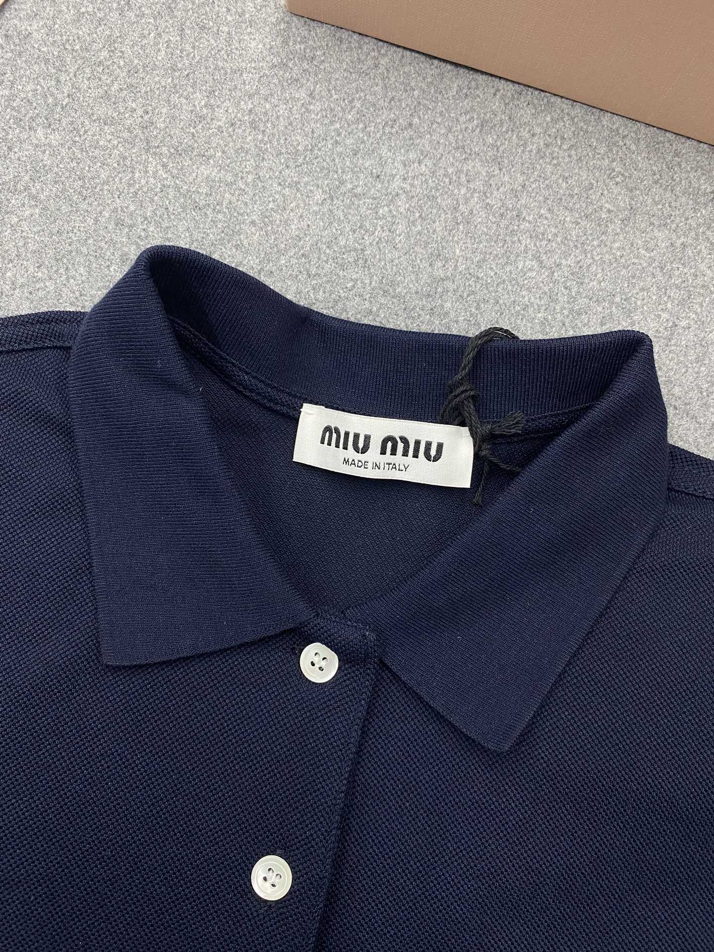 Miu Miu 미우미우 자수 로고 코튼 피케 폴로 반팔 셔츠 “2COLOR” 레플리카 8번 이미지 - 의류 | 세미샵 레플리카 사이트