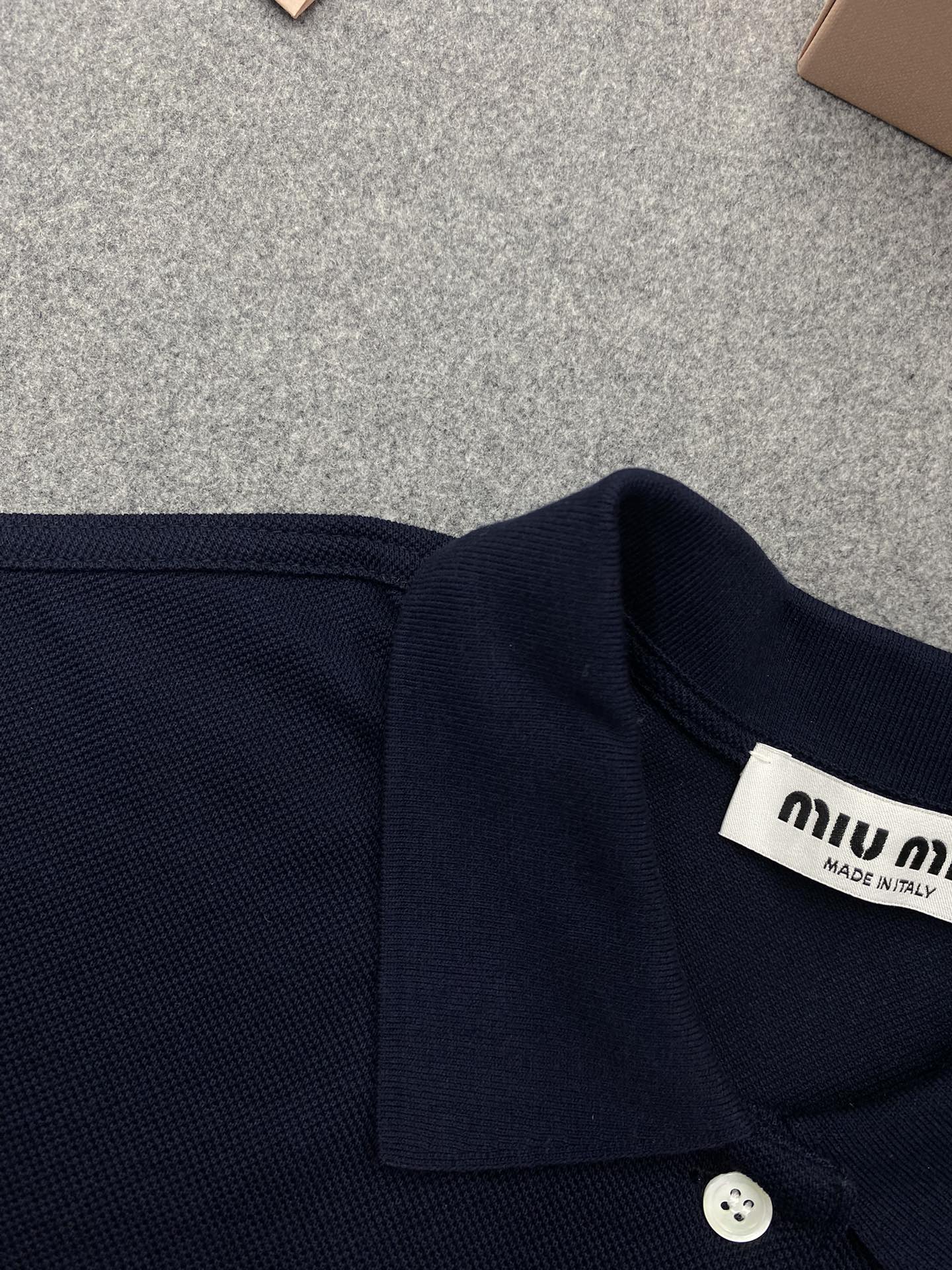 Miu Miu 미우미우 자수 로고 코튼 피케 폴로 반팔 셔츠 “2COLOR” 레플리카 10번 이미지 - 의류 | 세미샵 레플리카 사이트