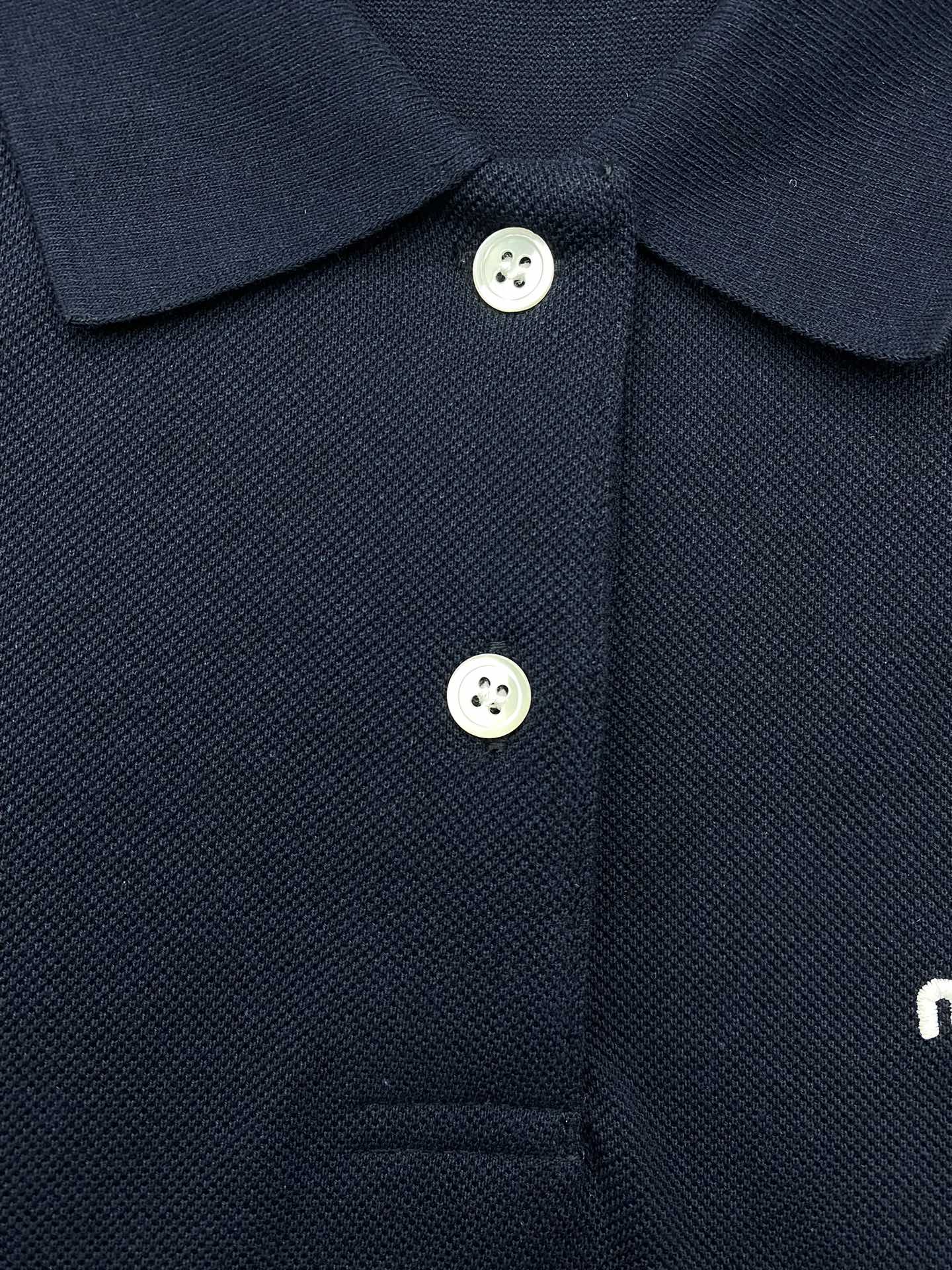 Miu Miu 미우미우 자수 로고 코튼 피케 폴로 반팔 셔츠 “2COLOR” 레플리카 11번 이미지 - 의류 | 세미샵 레플리카 사이트