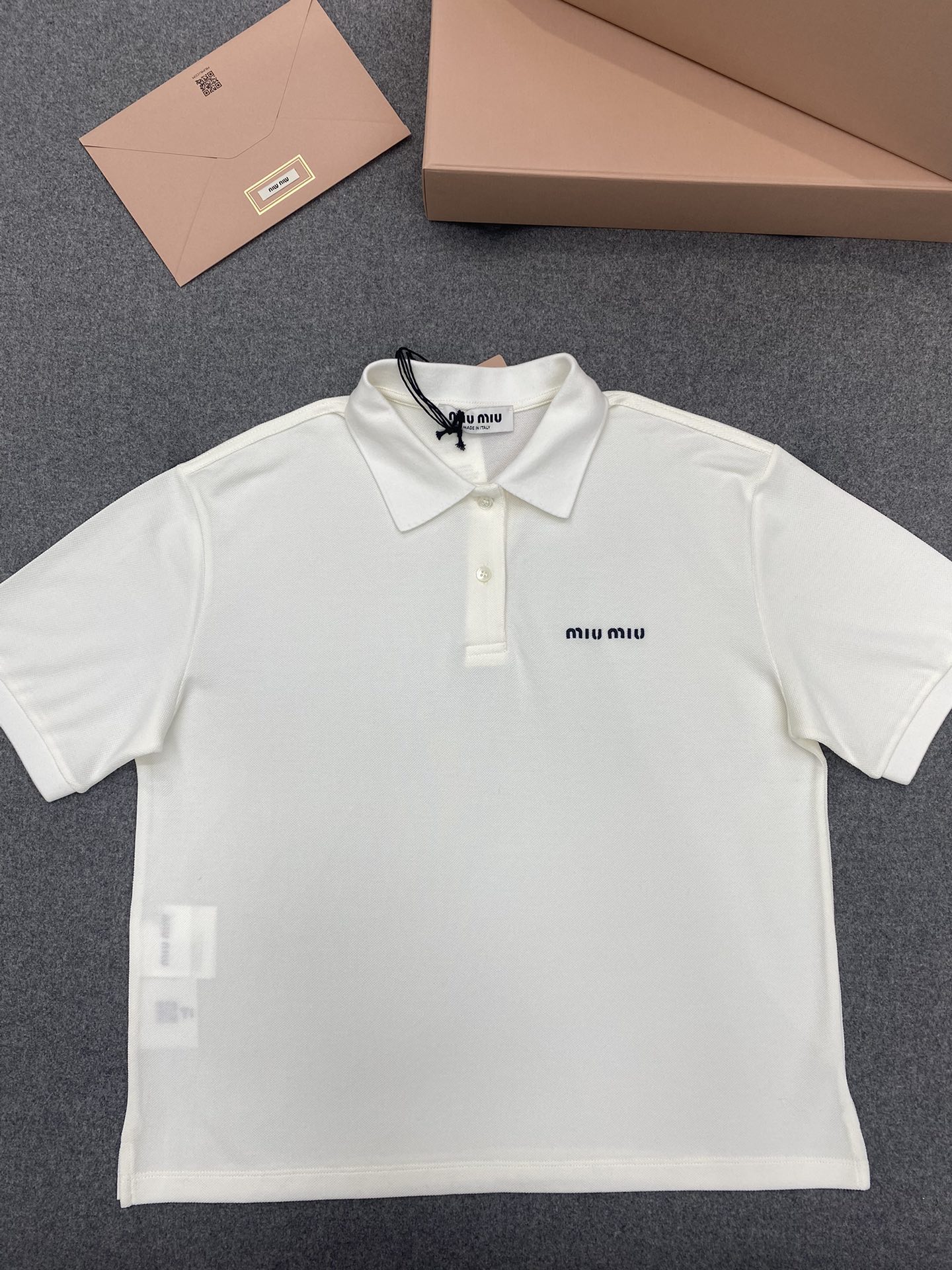 Miu Miu 미우미우 자수 로고 코튼 피케 폴로 반팔 셔츠 “2COLOR” 레플리카 12번 이미지 - 의류 | 세미샵 레플리카 사이트