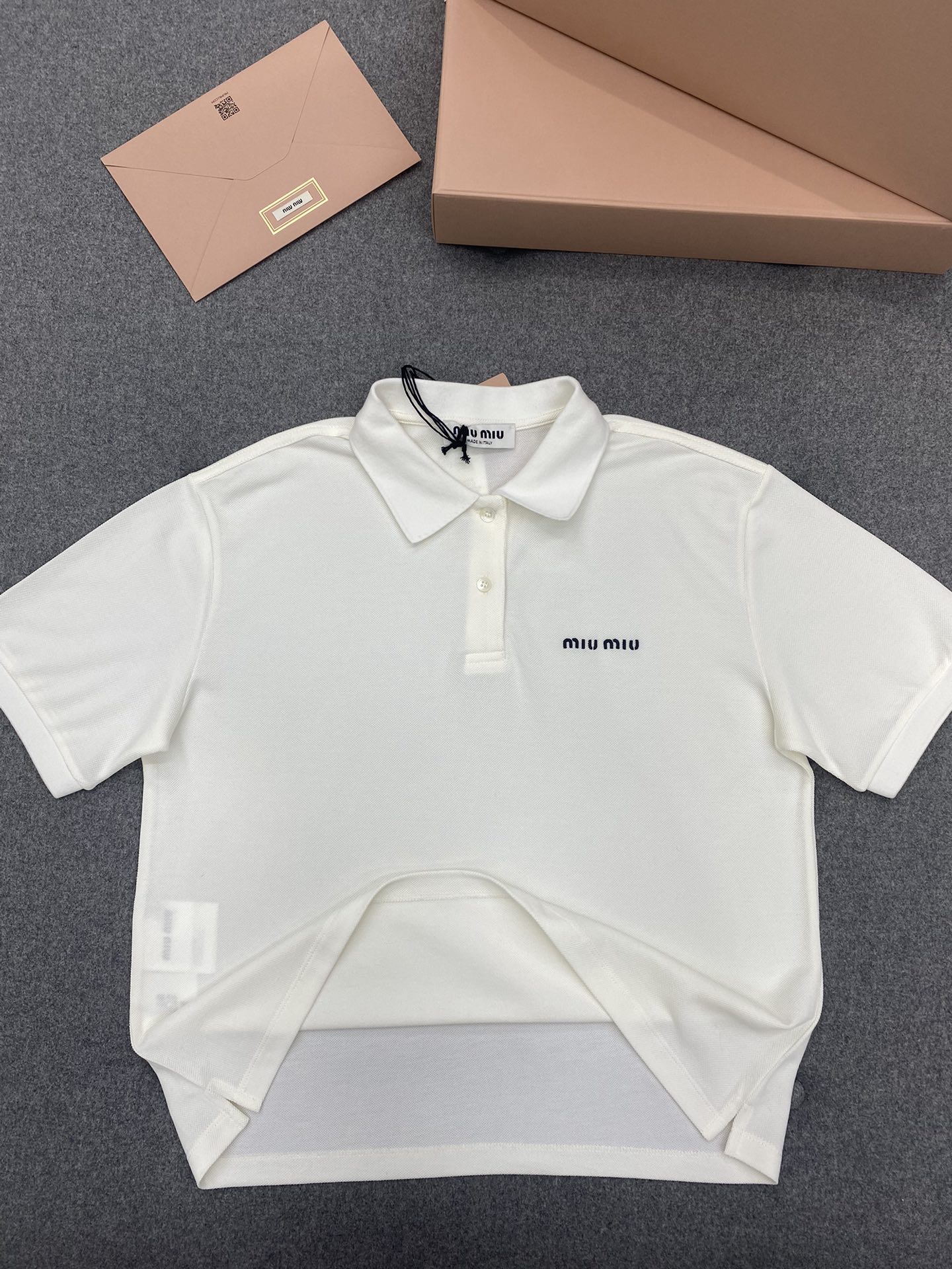Miu Miu 미우미우 자수 로고 코튼 피케 폴로 반팔 셔츠 “2COLOR” 레플리카 13번 이미지 - 의류 | 세미샵 레플리카 사이트
