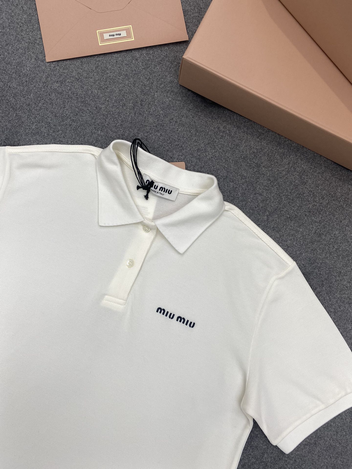 Miu Miu 미우미우 자수 로고 코튼 피케 폴로 반팔 셔츠 “2COLOR” 레플리카 14번 이미지 - 의류 | 세미샵 레플리카 사이트
