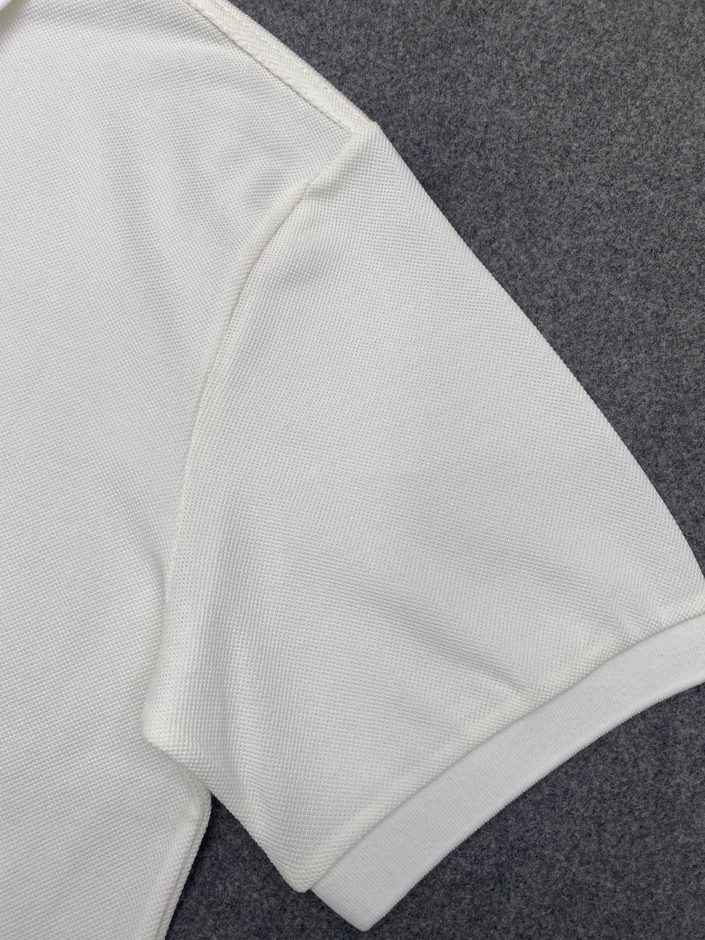 Miu Miu 미우미우 자수 로고 코튼 피케 폴로 반팔 셔츠 “2COLOR” 레플리카 15번 이미지 - 의류 | 세미샵 레플리카 사이트