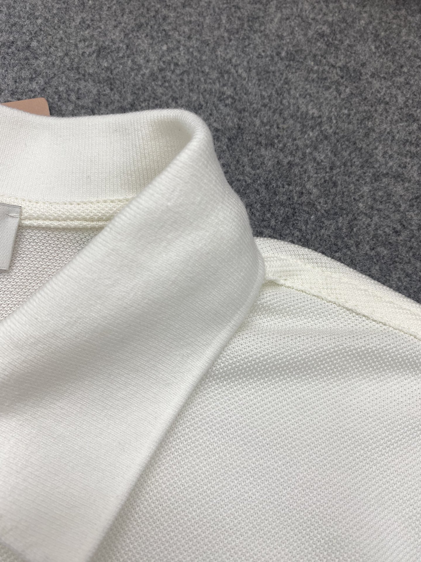 Miu Miu 미우미우 자수 로고 코튼 피케 폴로 반팔 셔츠 “2COLOR” 레플리카 16번 이미지 - 의류 | 세미샵 레플리카 사이트