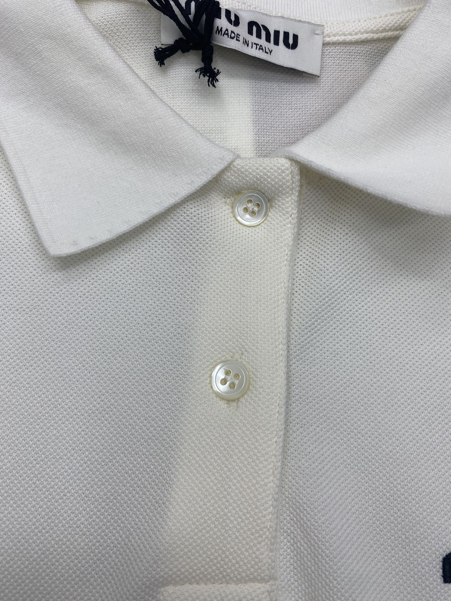 Miu Miu 미우미우 자수 로고 코튼 피케 폴로 반팔 셔츠 “2COLOR” 레플리카 17번 이미지 - 의류 | 세미샵 레플리카 사이트