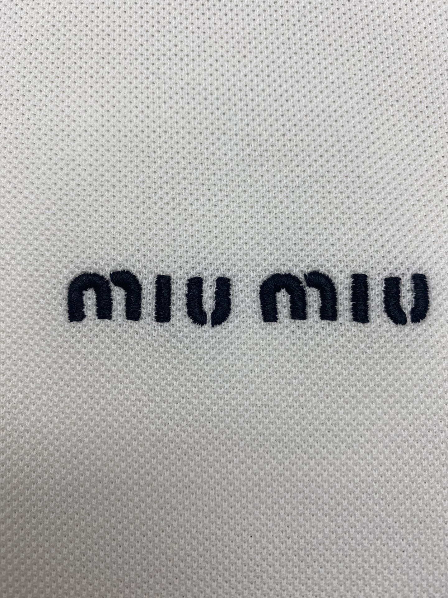 Miu Miu 미우미우 자수 로고 코튼 피케 폴로 반팔 셔츠 “2COLOR” 레플리카 18번 이미지 - 의류 | 세미샵 레플리카 사이트