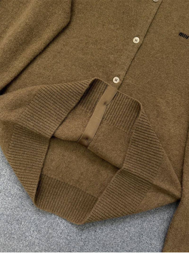 미우미우 미우미우 카라 엠벨리시드 캐시미어 가디건 레플리카 20번 이미지 - 의류 | 세미샵 레플리카 사이트