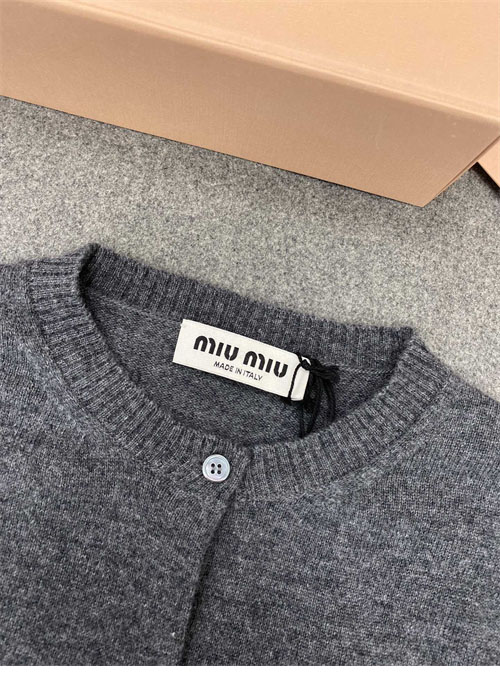 미우미우 미우미우 캐시미어 니트 가디건 레플리카 12번 이미지 - 의류 | 세미샵 레플리카 사이트