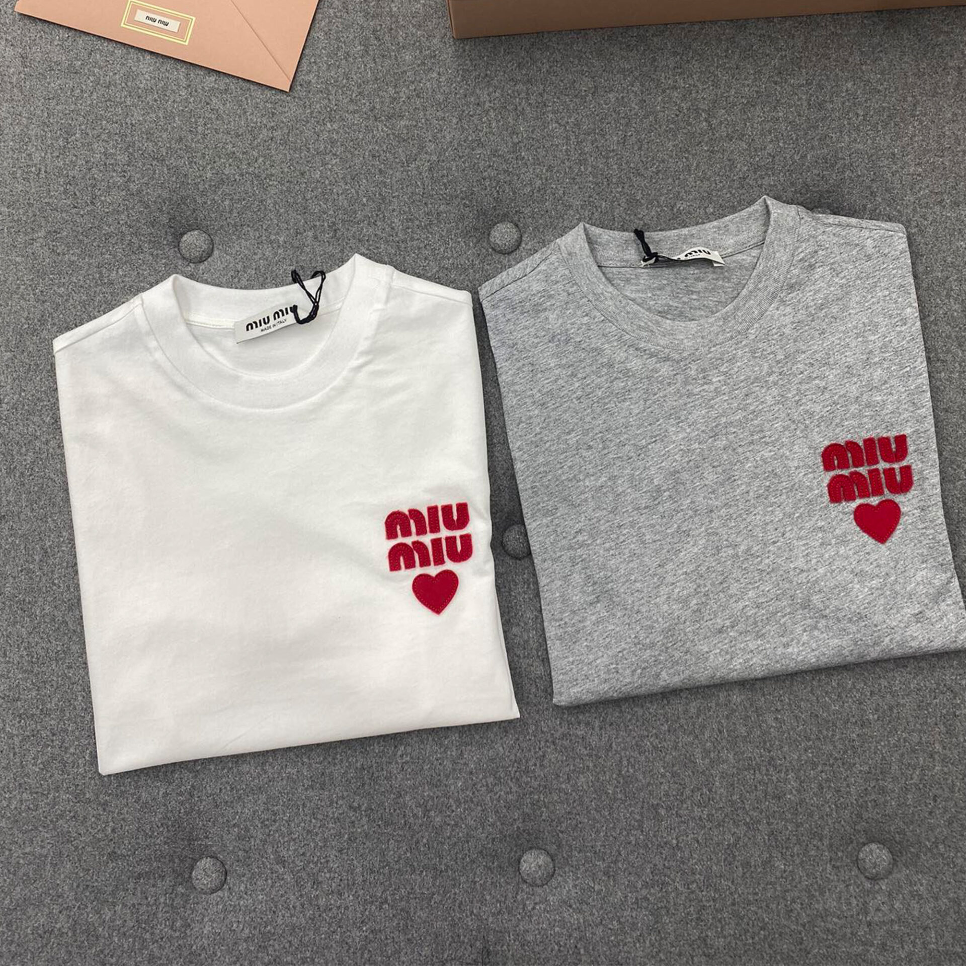 Miu Miu 미우미우 하드 자수 패치 반팔 티셔츠 “2COLOR” 레플리카 1번 이미지 - 의류 | 세미샵 레플리카 사이트