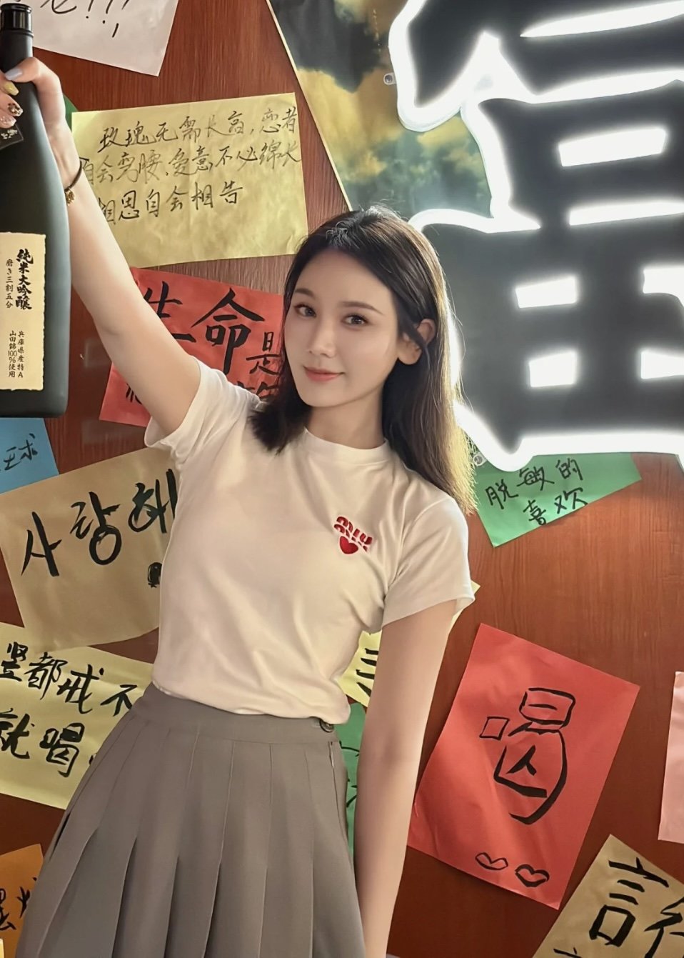 Miu Miu 미우미우 하드 자수 패치 반팔 티셔츠 “2COLOR” 레플리카 3번 이미지 - 의류 | 세미샵 레플리카 사이트