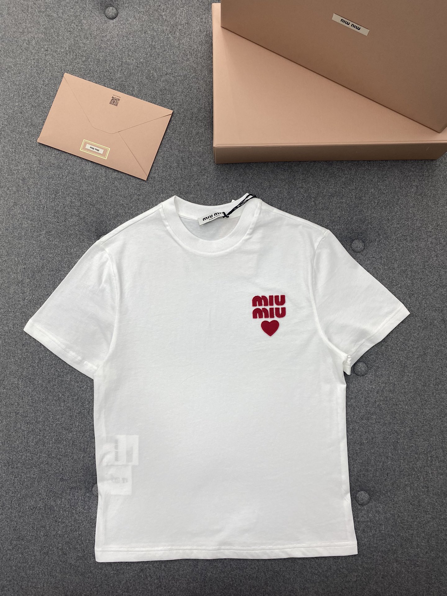 Miu Miu 미우미우 하드 자수 패치 반팔 티셔츠 “2COLOR” 레플리카 4번 이미지 - 의류 | 세미샵 레플리카 사이트