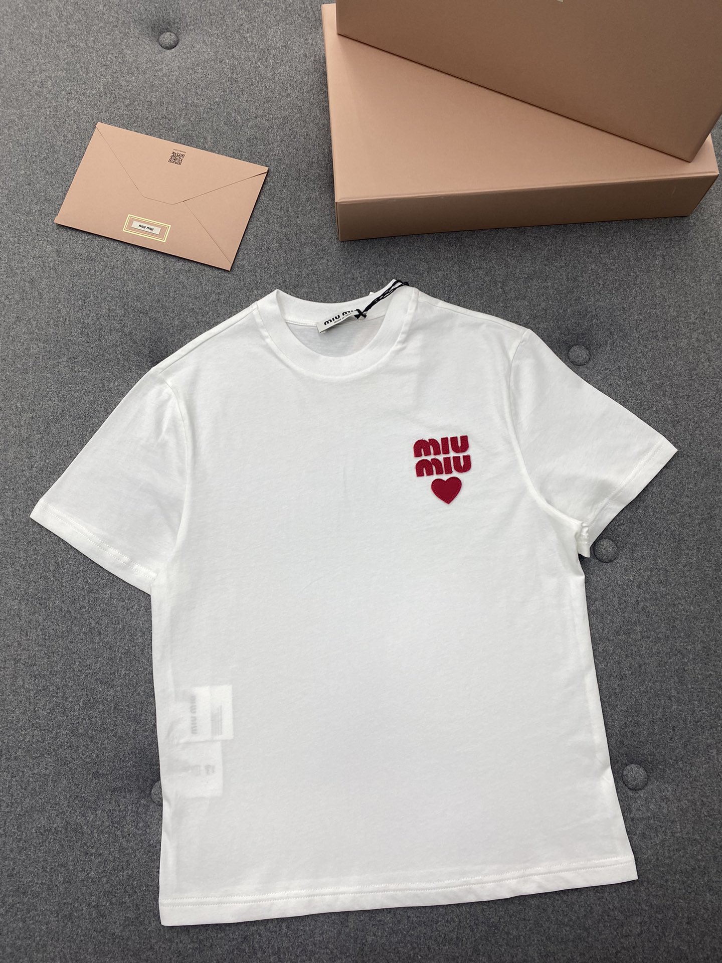 Miu Miu 미우미우 하드 자수 패치 반팔 티셔츠 “2COLOR” 레플리카 6번 이미지 - 의류 | 세미샵 레플리카 사이트