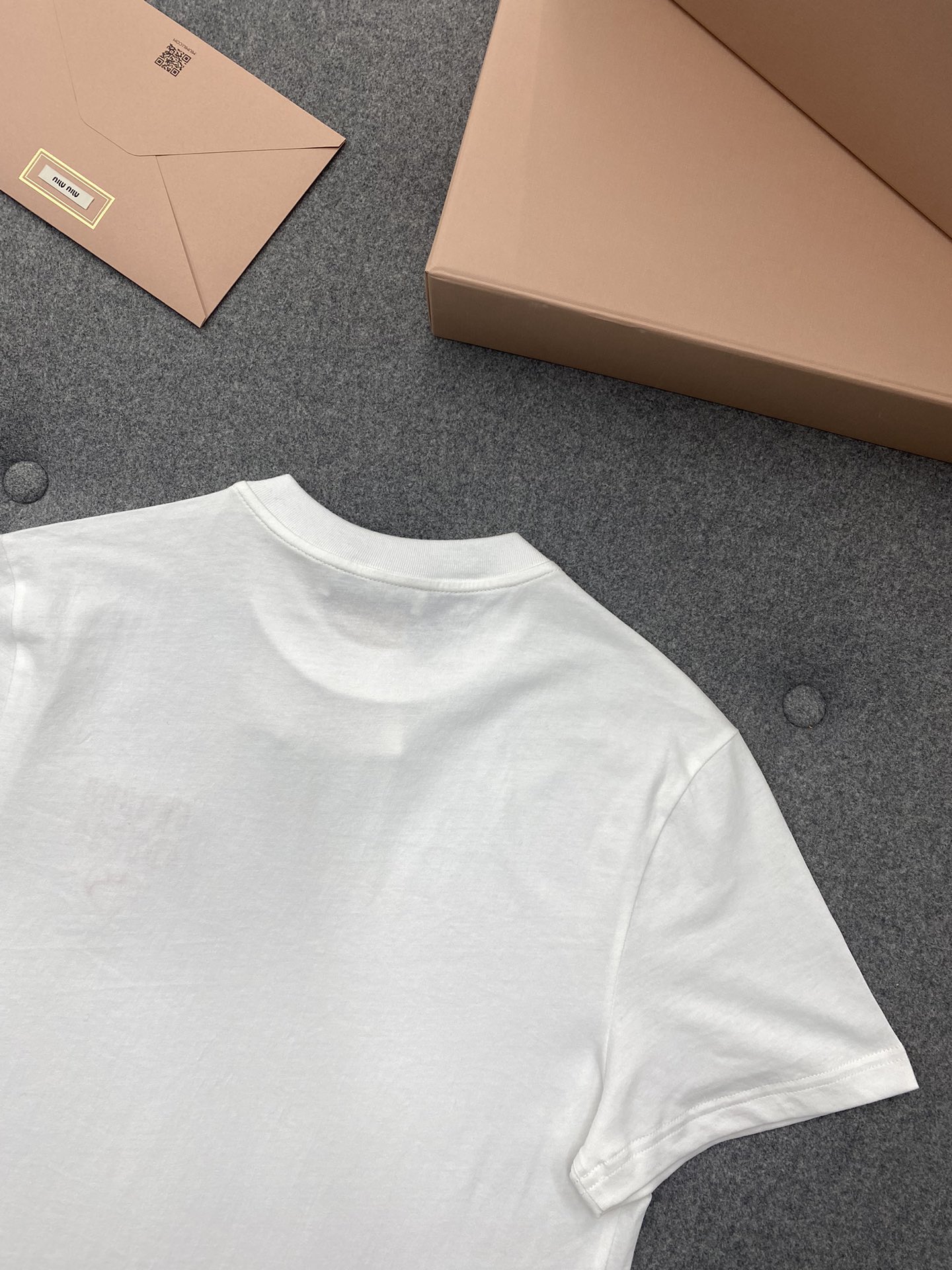 Miu Miu 미우미우 하드 자수 패치 반팔 티셔츠 “2COLOR” 레플리카 8번 이미지 - 의류 | 세미샵 레플리카 사이트