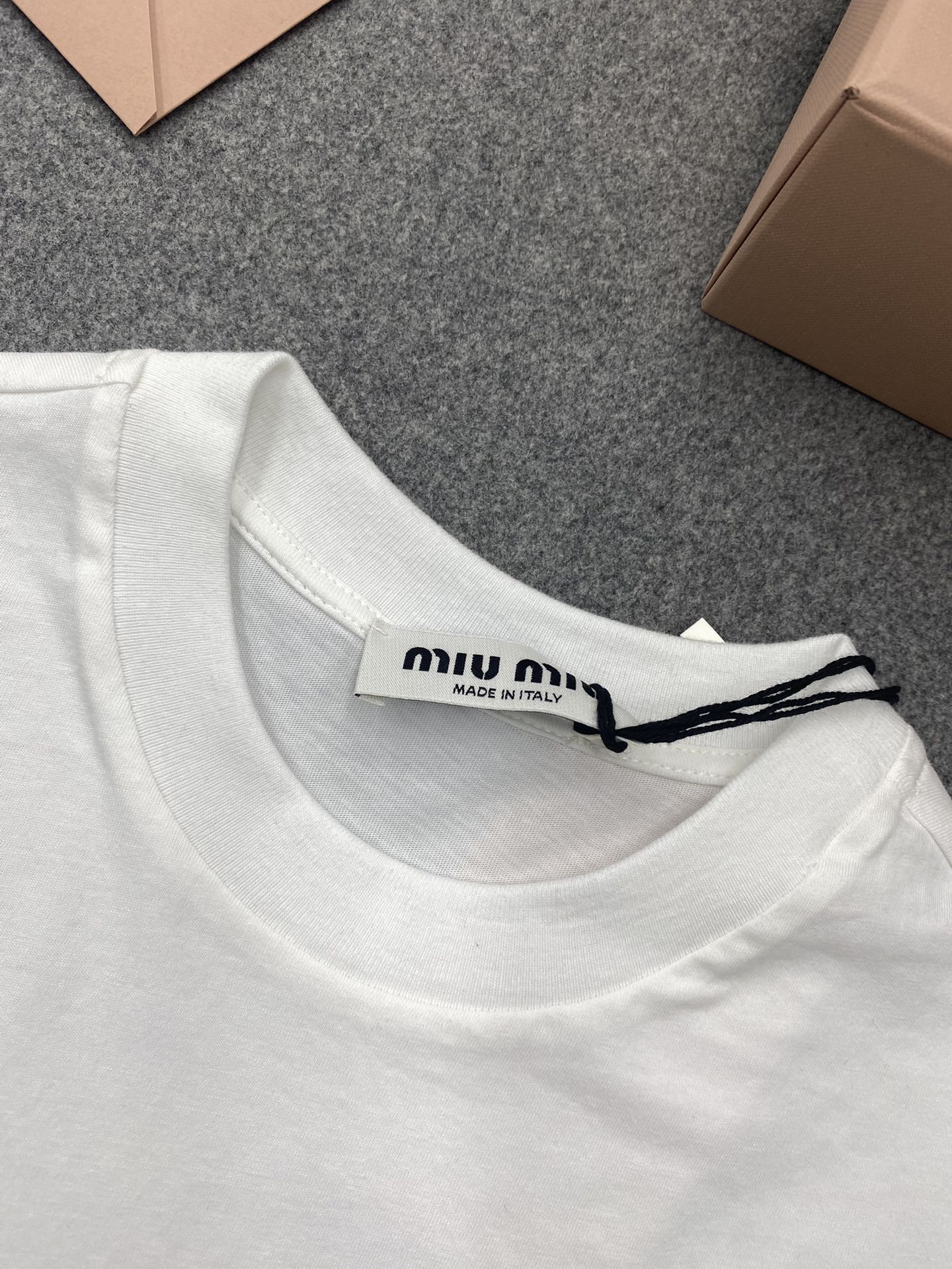 Miu Miu 미우미우 하드 자수 패치 반팔 티셔츠 “2COLOR” 레플리카 9번 이미지 - 의류 | 세미샵 레플리카 사이트