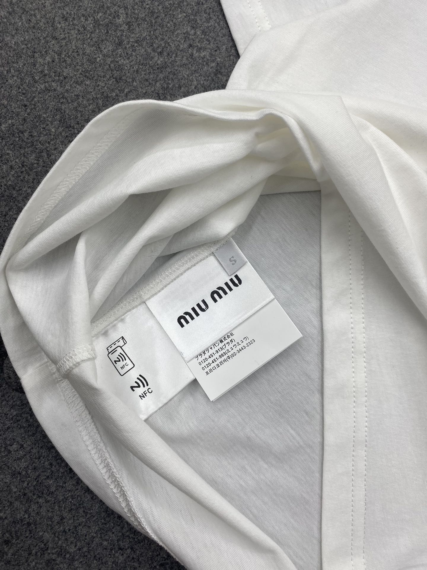 Miu Miu 미우미우 하드 자수 패치 반팔 티셔츠 “2COLOR” 레플리카 12번 이미지 - 의류 | 세미샵 레플리카 사이트