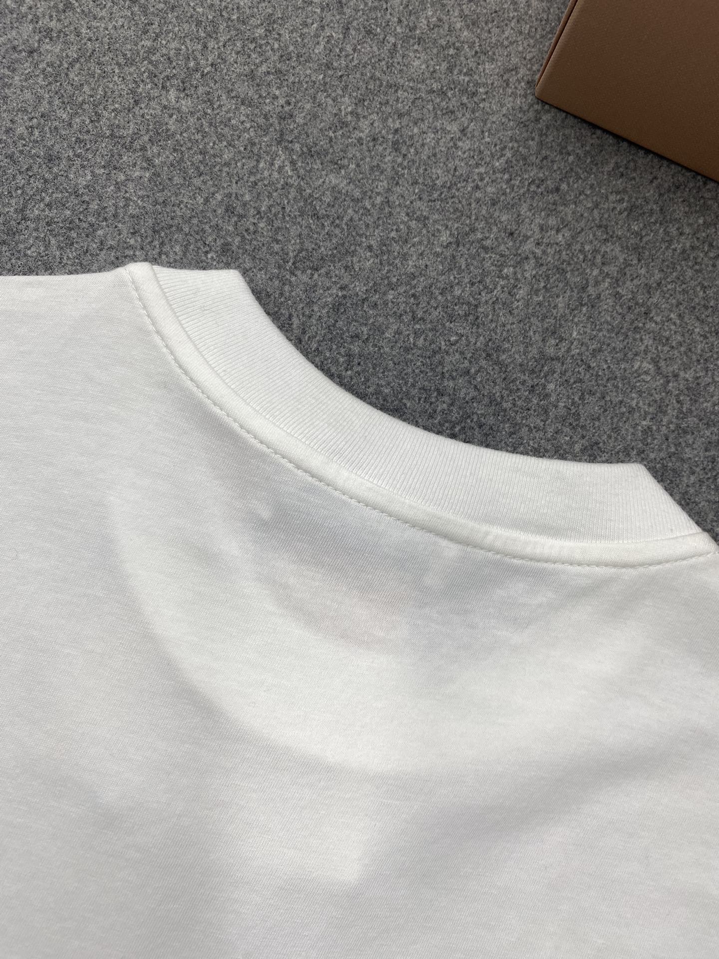 Miu Miu 미우미우 하드 자수 패치 반팔 티셔츠 “2COLOR” 레플리카 13번 이미지 - 의류 | 세미샵 레플리카 사이트