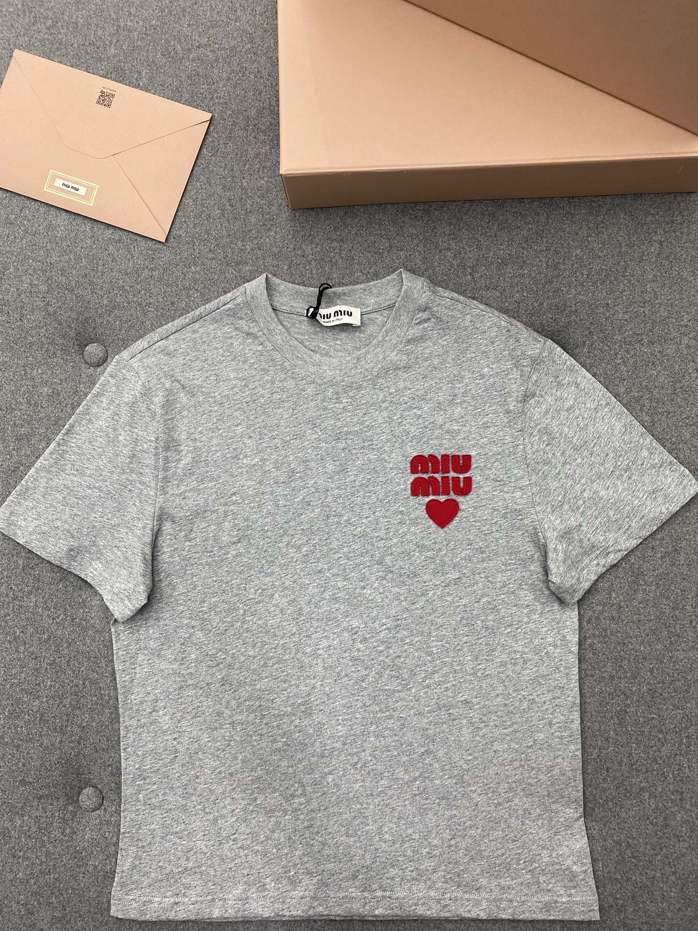 Miu Miu 미우미우 하드 자수 패치 반팔 티셔츠 “2COLOR” 레플리카 14번 이미지 - 의류 | 세미샵 레플리카 사이트