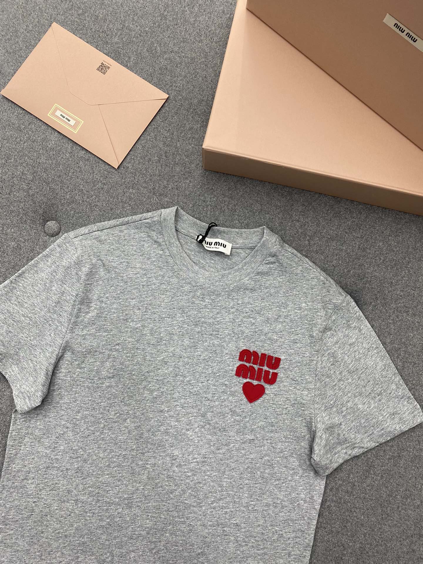 Miu Miu 미우미우 하드 자수 패치 반팔 티셔츠 “2COLOR” 레플리카 15번 이미지 - 의류 | 세미샵 레플리카 사이트