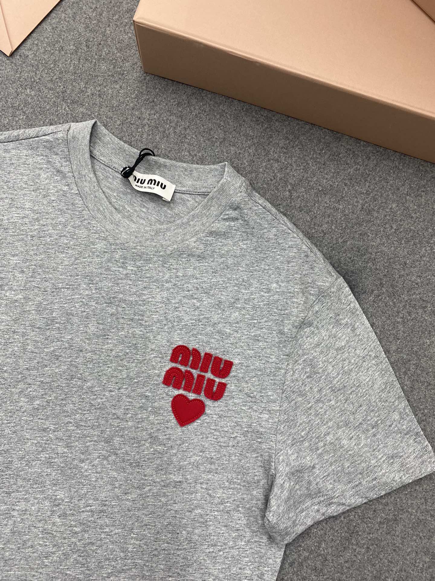 Miu Miu 미우미우 하드 자수 패치 반팔 티셔츠 “2COLOR” 레플리카 16번 이미지 - 의류 | 세미샵 레플리카 사이트