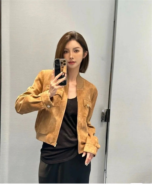 Miu Miu 미우미우 24FW 로고 스웨이드 나파 가죽 자켓 레플리카 3번 이미지 - 의류 | 세미샵 레플리카 사이트