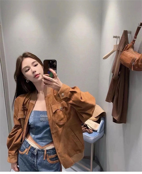 Miu Miu 미우미우 24FW 로고 스웨이드 나파 가죽 자켓 레플리카 4번 이미지 - 의류 | 세미샵 레플리카 사이트