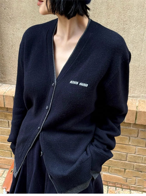 Miu Miu 미우미우 24ss 체스트 로고 실크 캐시미어 스웨터 가디건 레플리카 4번 이미지 - 의류 | 세미샵 레플리카 사이트