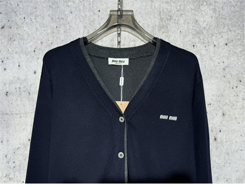 Miu Miu 미우미우 24ss 체스트 로고 실크 캐시미어 스웨터 가디건 레플리카 6번 이미지 - 의류 | 세미샵 레플리카 사이트