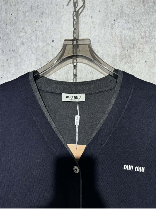 Miu Miu 미우미우 24ss 체스트 로고 실크 캐시미어 스웨터 가디건 레플리카 9번 이미지 - 의류 | 세미샵 레플리카 사이트