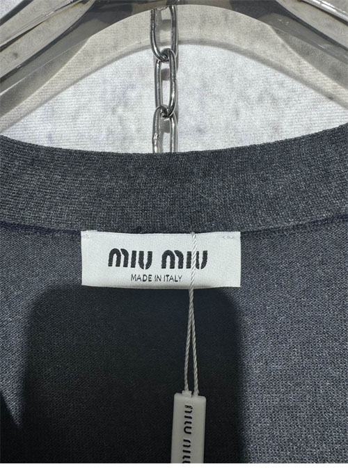 Miu Miu 미우미우 24ss 체스트 로고 실크 캐시미어 스웨터 가디건 레플리카 20번 이미지 - 의류 | 세미샵 레플리카 사이트