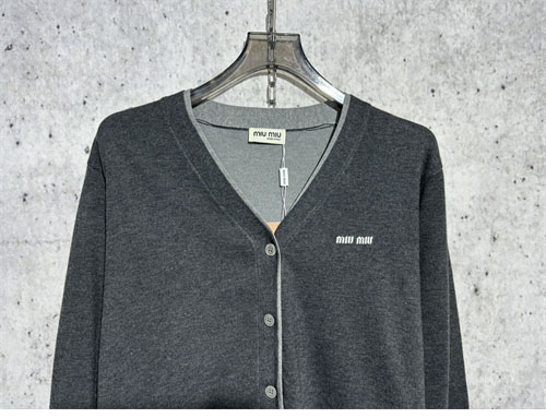 Miu Miu 미우미우 24ss 체스트 로고 실크 캐시미어 스웨터 가디건 레플리카 3번 이미지 - 의류 | 세미샵 레플리카 사이트
