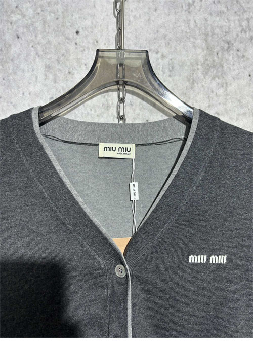 Miu Miu 미우미우 24ss 체스트 로고 실크 캐시미어 스웨터 가디건 레플리카 5번 이미지 - 의류 | 세미샵 레플리카 사이트