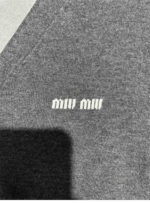 Miu Miu 미우미우 24ss 체스트 로고 실크 캐시미어 스웨터 가디건 레플리카 6번 이미지 - 의류 | 세미샵 레플리카 사이트