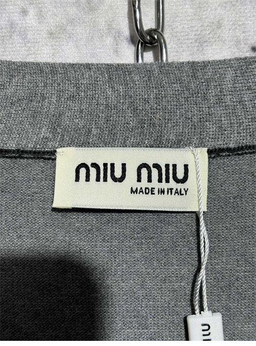 Miu Miu 미우미우 24ss 체스트 로고 실크 캐시미어 스웨터 가디건 레플리카 16번 이미지 - 의류 | 세미샵 레플리카 사이트