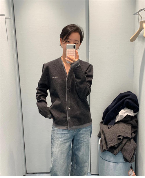 Miu Miu 미우미우 24ss 체스트 로고 실크 캐시미어 스웨터 가디건 레플리카 23번 이미지 - 의류 | 세미샵 레플리카 사이트