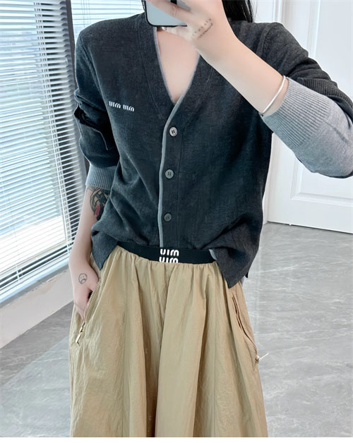 Miu Miu 미우미우 24ss 체스트 로고 실크 캐시미어 스웨터 가디건 레플리카 24번 이미지 - 의류 | 세미샵 레플리카 사이트