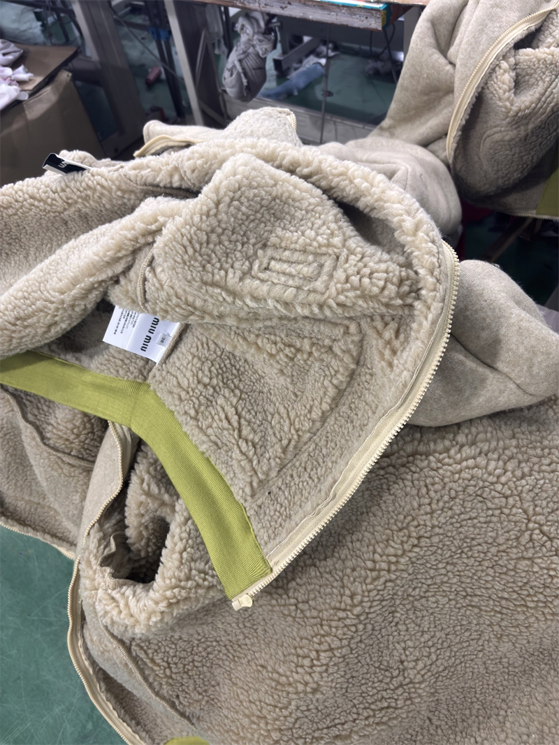 Miu Miu 미우미우 25FW 로고 플리스 블루종 자켓 레플리카 13번 이미지 - 의류 | 세미샵 레플리카 사이트