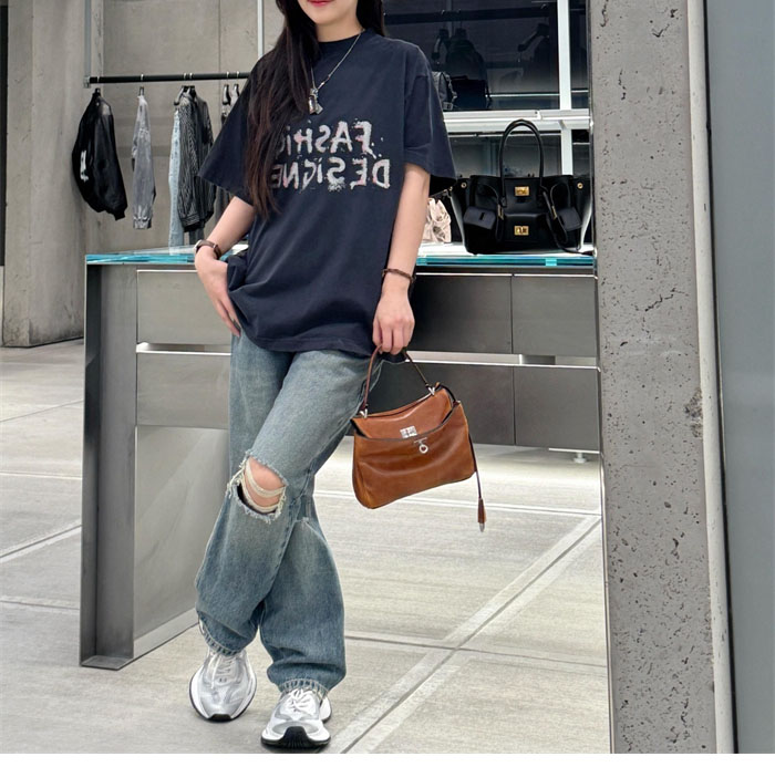 Balenciaga 발렌시아가 패션 디자이너 오버사이즈 반팔 티셔츠 2컬러 레플리카 3번 이미지 - 의류 | 세미샵 레플리카 사이트