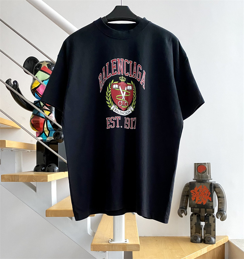 발렌시아가 발렌시아가 1917 컬리지 프린트 반팔 티셔츠 레플리카 20번 이미지 - 의류 | 세미샵 레플리카 사이트