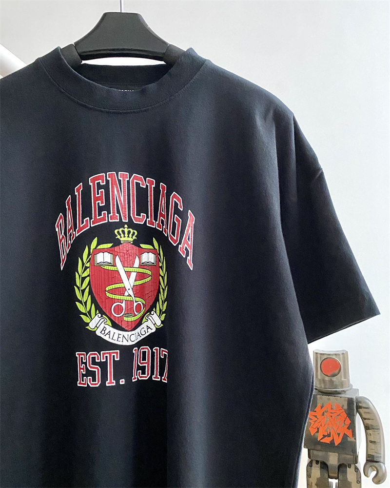 발렌시아가 발렌시아가 1917 컬리지 프린트 반팔 티셔츠 레플리카 23번 이미지 - 의류 | 세미샵 레플리카 사이트