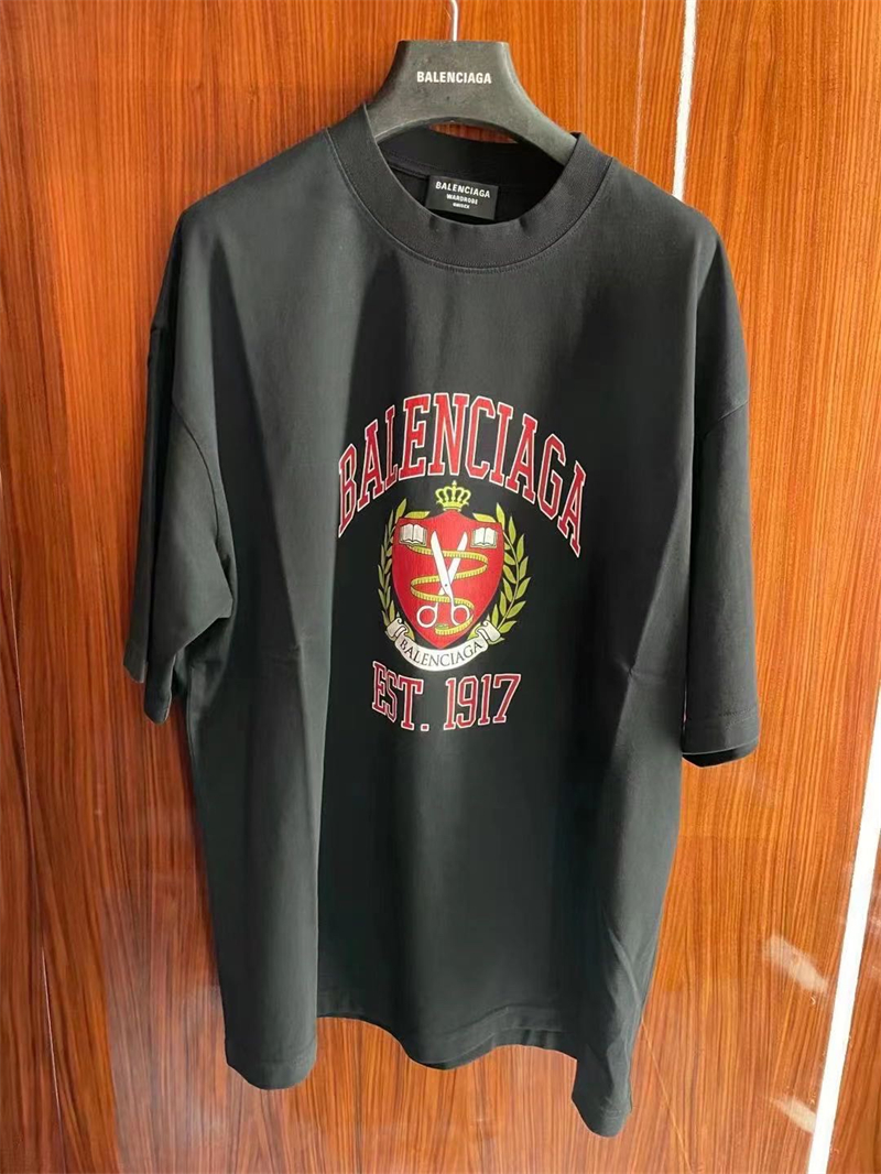 발렌시아가 발렌시아가 1917 컬리지 프린트 반팔 티셔츠 레플리카 26번 이미지 - 의류 | 세미샵 레플리카 사이트