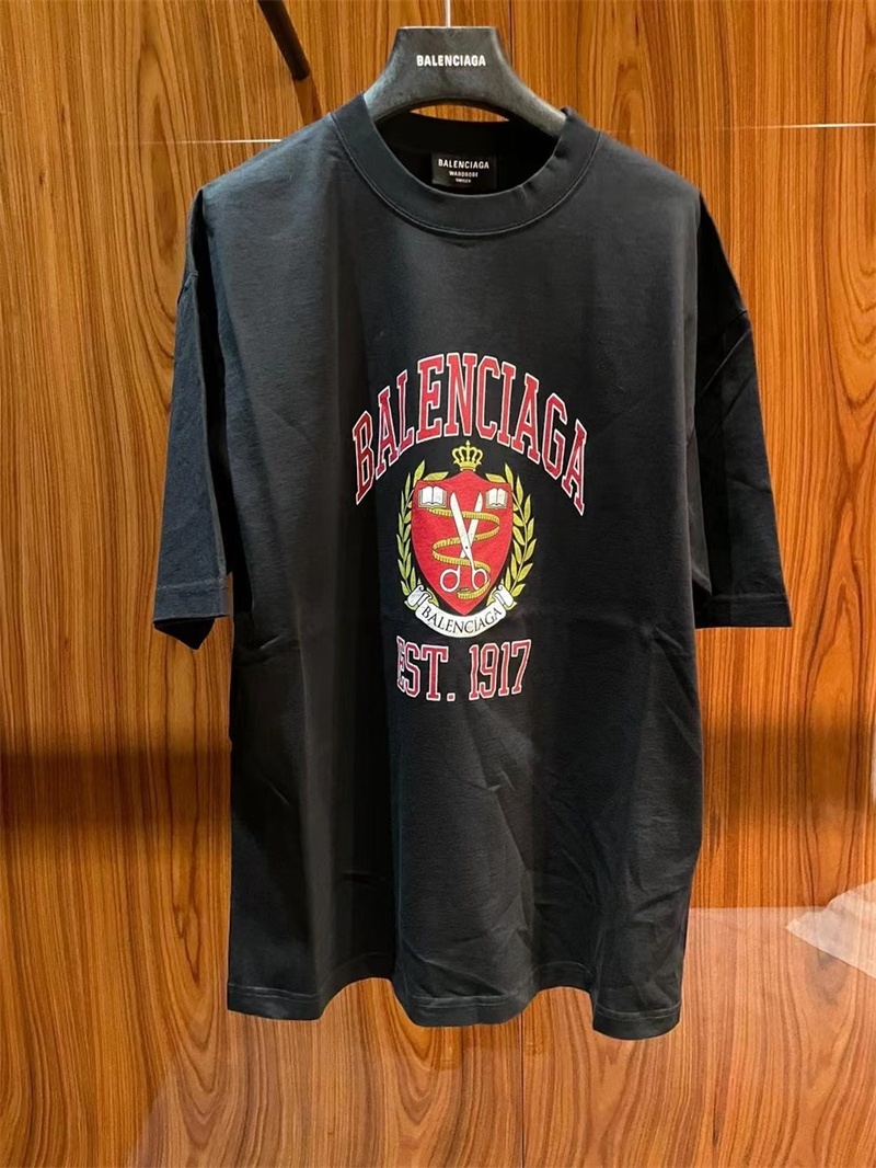 발렌시아가 발렌시아가 1917 컬리지 프린트 반팔 티셔츠 레플리카 25번 이미지 - 의류 | 세미샵 레플리카 사이트