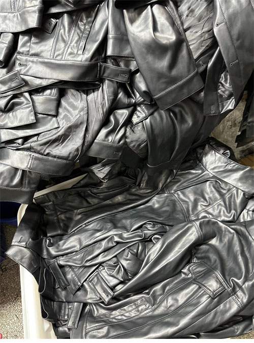 Balenciaga 발렌시아가 24FW 메탈 피어스드 가죽 자켓 레플리카 15번 이미지 - 의류 | 세미샵 레플리카 사이트