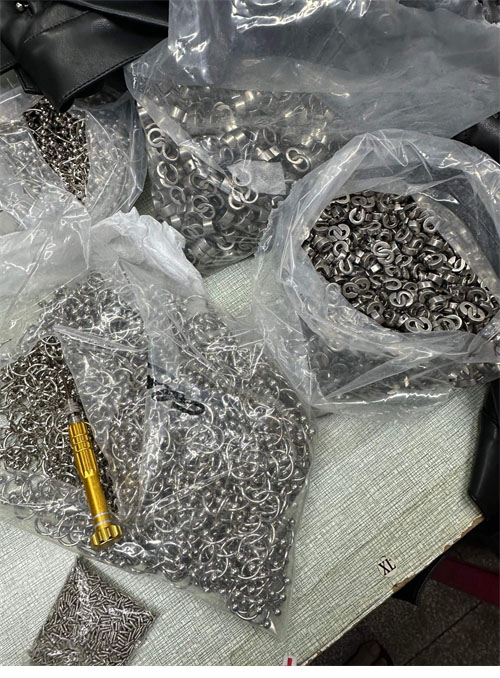 Balenciaga 발렌시아가 24FW 메탈 피어스드 가죽 자켓 레플리카 16번 이미지 - 의류 | 세미샵 레플리카 사이트