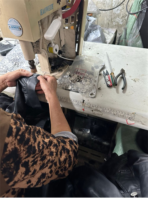 Balenciaga 발렌시아가 24FW 메탈 피어스드 가죽 자켓 레플리카 19번 이미지 - 의류 | 세미샵 레플리카 사이트