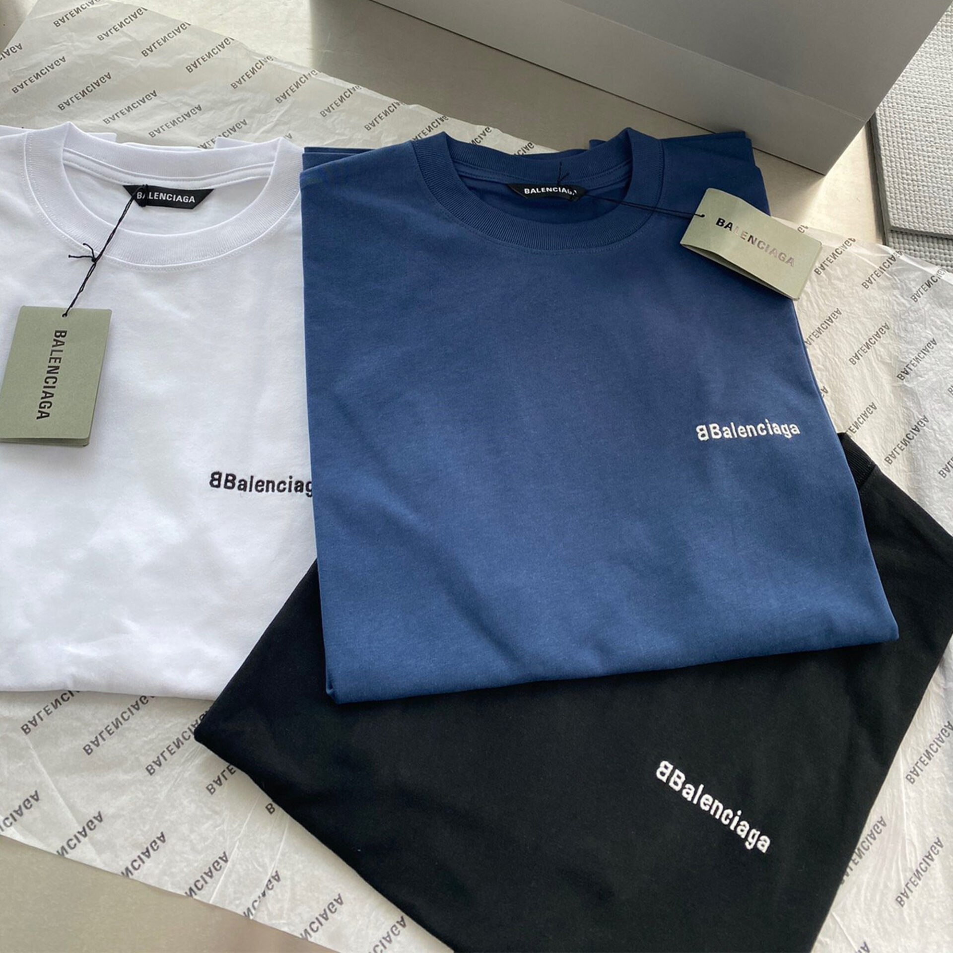 Balenciaga 발렌시아가 BB로고 자수 반팔 티셔츠 “3COLOR” 레플리카 1번 이미지 - 의류 | 세미샵 레플리카 사이트